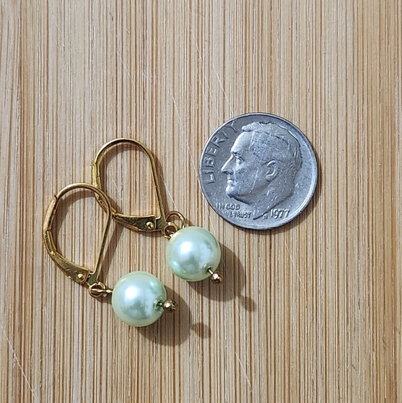 Hand Crafted Elegant Pastel Green  Pearl Drop Earrings Pierced - Picture 1 of 7